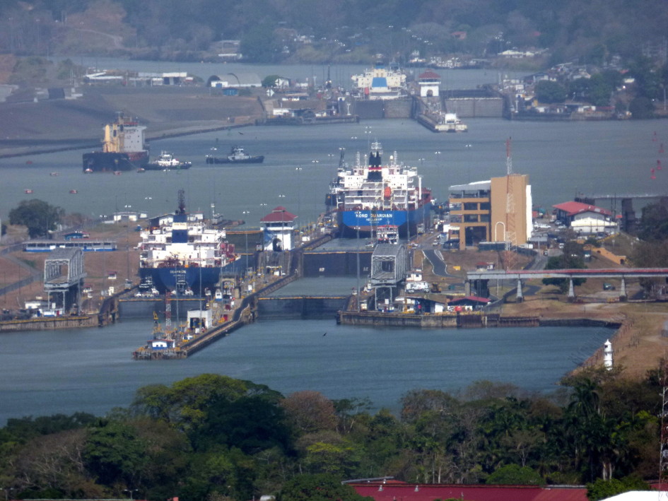 transit the panama canal by yacht